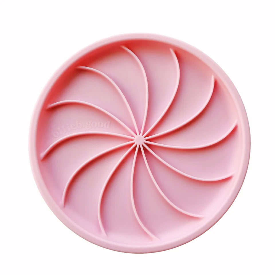 OLLIE B. GOOD wheelies lick mat & lid | strawberry
